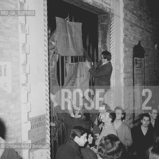 POLITICA CONTESTAZIONE PROTESTA MOVIMENTI SINISTRA 68 / STUDENT POWER, OCCUPAZIONE DELLUNIVERSITA DI CA FOSCARI / PORTONE CON STRISCIONI, CARTELLI, SCRITTE, STUDENTI / 1967 - © ARCHIVIO Graziano Arici/Rosebud2 .