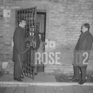 POLITICA CONTESTAZIONE PROTESTA MOVIMENTI SINISTRA 68 / STUDENT POWER, OCCUPAZIONE DELLUNIVERSITA DI CA FOSCARI / STUDENTI, CANCELLO, CATENA  / 1967 - © ARCHIVIO Graziano Arici/Rosebud2 .