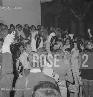 POLITICA PROTESTA MOVIMENTI SINISTRA 68 / CONTESTAZIONE ALLA MOSTRA DEL CINEMA / DIMOSTRANTI / MOSTRA DARTE CINEMATOGRAFICA, BIENNALE 1967 - © ARCHIVIO Graziano Arici/Rosebud2 .