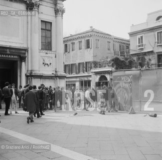 POLITICA CONTESTAZIONE PROTESTA MOVIMENTI SINISTRA 68 / MANIFESTAZIONE CONTRO GLI USA E LA GUERRA DEL VIETNAM A VENEZIA / DIMOSTRANTI, CARTELLO / 1967 - © ARCHIVIO Graziano Arici/Rosebud2 