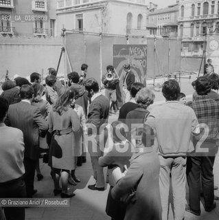 POLITICA CONTESTAZIONE PROTESTA MOVIMENTI SINISTRA 68 / MANIFESTAZIONE CONTRO GLI USA E LA GUERRA DEL VIETNAM A VENEZIA / DIMOSTRANTI, CARTELLO, MEGAFONO / 1967 - © ARCHIVIO Graziano Arici/Rosebud2 .