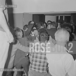 CINEMA PROTESTA SINISTRA / CONTESTAZIONE ALLA MOSTRA / SCONTRI TRA ALBERGATORI E COMMERCIANTI DEL LIDO E DIMOSTRANTI / MOSTRA INTERNAZIONALE DARTE CINEMATOGRAFICA, BIENNALE 1968 - © ARCHIVIO Graziano Arici/Rosebud2 