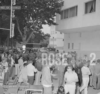 CINEMA PROTESTA SINISTRA / CONTESTAZIONE ALLA MOSTRA / GRUPPI DI POLIZIOTTI TRA LA FOLLA / MOSTRA INTERNAZIONALE DARTE CINEMATOGRAFICA, BIENNALE 1968 - © ARCHIVIO Graziano Arici/Rosebud2 