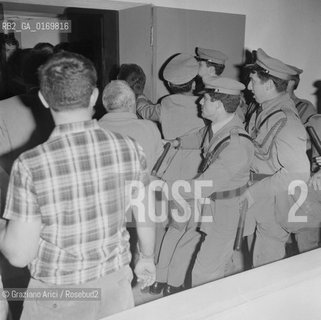 CINEMA PROTESTA SINISTRA / CONTESTAZIONE ALLA MOSTRA / INTERVENTO DELLA POLIZIA DURANTE GLI SCONTRI TRA ALBERGATORI E COMMERCIANTI DEL LIDO E DIMOSTRANTI / MANGANELLI / MOSTRA INTERNAZIONALE DARTE CINEMATOGRAFICA, BIENNALE 1968 - © ARCHIVIO Graziano Arici/Rosebud2 