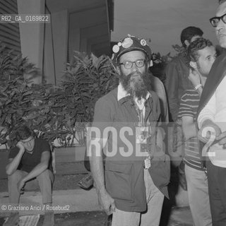 CINEMA / UOMO CON BERRETTO, SPILLETTE E COLLANE CON CAMPANELLE DAVANTI AL PALAZZO DEL CINEMA / MOSTRA INTERNAZIONALE DARTE CINEMATOGRAFICA, BIENNALE 1968 - © ARCHIVIO Graziano Arici/Rosebud2 