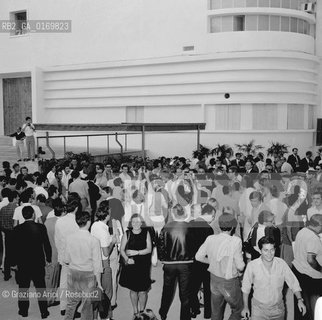 CINEMA / FOLLA E FOTOGRAFI SUL RETRO DEL PALAZZO DEL CINEMA / MOSTRA INTERNAZIONALE DARTE CINEMATOGRAFICA, BIENNALE 1968 - © ARCHIVIO Graziano Arici/Rosebud2 