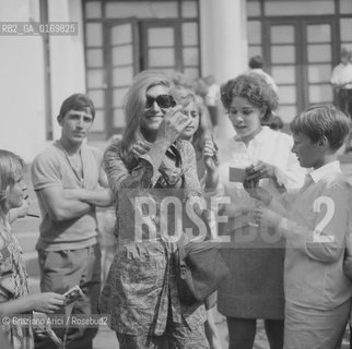 MUSICA LEGGERA / LA CANTANTE DALILA (DRANCIA) MENTRE FIRMA AUTOGRAFI A DEI RAGAZZINI / 1970 - © ARCHIVIO Graziano Arici/Rosebud2 