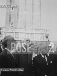 POLITICA / IL PRESIDENTE GENERALE CHARLES DE GAULLE (FRANCIA) IN VISITA A VENEZIA CON IL SINDACO FAVARETTO-FISCA/ DAVANTI AL CAMPANILE DI SAN MARCO / 1967 - © ARCHIVIO Graziano Arici/Rosebud2 .
