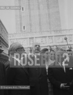 POLITICA / IL PRESIDENTE GENERALE CHARLES DE GAULLE (FRANCIA) IN VISITA A VENEZIA CON IL SINDACO FAVARETTO-FISCA / DAVANTI AL CAMPANILE DI SAN MARCO / 1967 - © ARCHIVIO Graziano Arici/Rosebud2 .