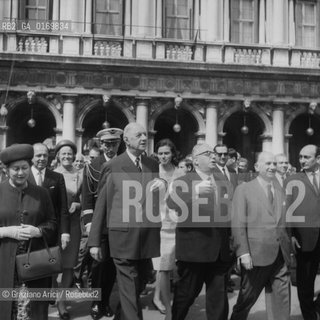 POLITICA / IL PRESIDENTE GENERALE CHARLES DE GAULLE (FRANCIA) IN VISITA A VENEZIA CON IL SINDACO FAVARETTO-FISCA / IN PIAZZA SAN MARCO / 1967 - © ARCHIVIO Graziano Arici/Rosebud2 .