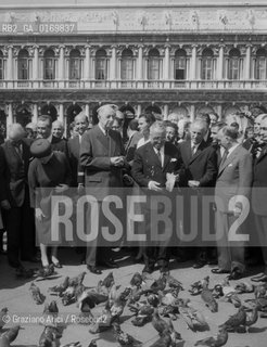 POLITICA / IL PRESIDENTE GENERALE CHARLES DE GAULLE (FRANCIA) IN VISITA A VENEZIA CON IL SINDACO FAVARETTO-FISCA / IN PIAZZA SAN MARCO / PICCIONI /1967 - © ARCHIVIO Graziano Arici/Rosebud2 