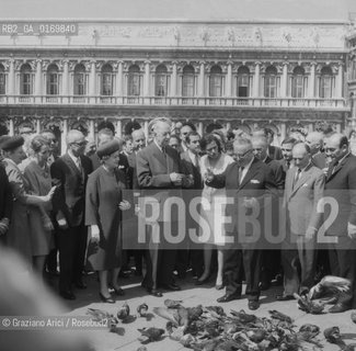 POLITICA / IL PRESIDENTE GENERALE CHARLES DE GAULLE (FRANCIA) IN VISITA A VENEZIA  CON IL SINDACO FAVARETTO-FISCA / IN PIAZZA SAN MARCO / PICCIONI / 1967 - © ARCHIVIO Graziano Arici/Rosebud2 .