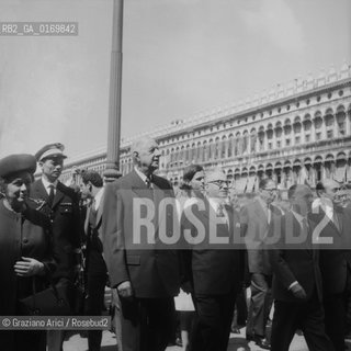 POLITICA / IL PRESIDENTE GENERALE CHARLES DE GAULLE (FRANCIA) IN VISITA A VENEZIA CON IL SINDACO FAVARETTO-FISCA / IN PIAZZA SAN MARCO / 1967 - © ARCHIVIO Graziano Arici/Rosebud2 .