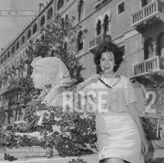 CINEMA / LATTRICE FAITH DOMERGUE DAVANTI ALLHOTEL EXCELSIOR / SFINGE / FILM LO STATO DASSEDIO O LAMORE BREVE / MOSTRA INTERNAZIONALE DARTE CINEMATOGRAFICA, BIENNALE 1969 - © ARCHIVIO Graziano Arici/Rosebud2 .