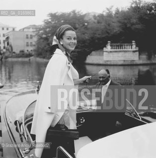 CINEMA TEATRO / LATTRICE ELEONORA ROSSI DRAGO (ITALIA) MENTRE SALE IN MOTOSCAFO NELLA DARSENA DELLHOTEL EXCELSIOR /  CON FOULARD / MOSTRA INTERNAZIONALE DARTE CINEMATOGRAFICA, BIENNALE 1966 - © ARCHIVIO Graziano Arici/Rosebud2 