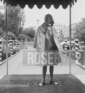 CINEMA TEATRO / LATTRICE ELEONORA ROSSI DRAGO (ITALIA) NELLA DARSENA DELLHOTEL EXCELSIOR /  CON FOULARD / MOSTRA INTERNAZIONALE DARTE CINEMATOGRAFICA, BIENNALE 1966 - © ARCHIVIO Graziano Arici/Rosebud2 