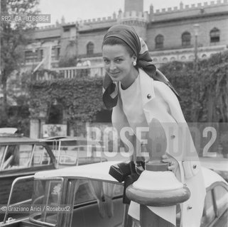 CINEMA TEATRO / LATTRICE ELEONORA ROSSI DRAGO (ITALIA) MENTRE SALE IN MOTOSCAFO NELLA DARSENA DELLHOTEL EXCELSIOR / CON FOULARD / MOSTRA INTERNAZIONALE DARTE CINEMATOGRAFICA, BIENNALE 1966 - © ARCHIVIO Graziano Arici/Rosebud2 