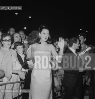 CINEMA TEATRO / LATTRICE ELEONORA ROSSI DRAGO (ITALIA) ALLINAUGURAZIONE DEL FESTIVAL / MENTRE SALUTA / FANS / MOSTRA INTERNAZIONALE DARTE CINEMATOGRAFICA, BIENNALE 1966 - © ARCHIVIO Graziano Arici/Rosebud2 