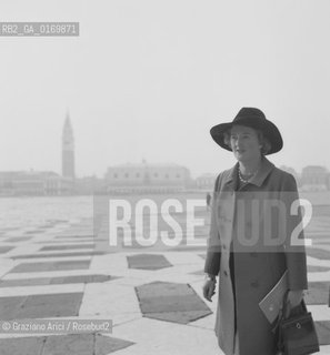 LETTERATURA POESIA AVANGUARDIA / LA VEDOVA VALERIA ELIOT (USA) A VENEZIA / CON CAPPELLO / ISOLA DI SAN GIORGIO / 1969 - © ARCHIVIO Graziano Arici/Rosebud2 