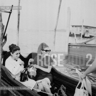 POLITICA / FARAH DIBA IMPERATRICE DI PERSIA ( IRAN ) IN VISITA A VENEZIA CON LA SORELLA DELLA SCIA / IN GONDOLA / 19680 - © ARCHIVIO Graziano Arici/Rosebud2 