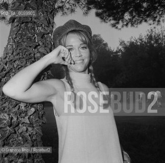 CINEMA / LATTRICE JANE FONDA (USA) CON TRECCE E BERRETTO / POGGIATA AD UN ALBERO / FILM LA CUREE (LA CALDA PREDA) / MOSTRA INTERNAZIONALE DARTE CINEMATOGRAFICA, BIENNALE 1966 - © ARCHIVIO Graziano Arici/Rosebud2 