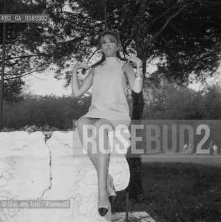 CINEMA / LATTRICE JANE FONDA (USA) CON TRECCE E BERRETTO / SEDUTA SU UN POZZO / FILM LA CUREE (LA CALDA PREDA) / MOSTRA INTERNAZIONALE DARTE CINEMATOGRAFICA, BIENNALE 1966 - © ARCHIVIO Graziano Arici/Rosebud2 
