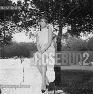 CINEMA / LATTRICE JANE FONDA (USA) CON TRECCE E BERRETTO / SEDUTA SU UN  POZZO / FILM LA CUREE (LA CALDA PREDA) / MOSTRA INTERNAZIONALE DARTE CINEMATOGRAFICA, BIENNALE 1966 - © ARCHIVIO Graziano Arici/Rosebud2 