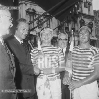 SPORT / I VINCITORi DELLA REGATA STORICA DI VENEZIA PALMIRO FONGHER E GIUSEPPE SCARPA STELLA MENTRE DANNO LA MANO AL POLITICO PRESIDENTE DEL CONSIGLIO ALDO MORO, DIETRO, IL SINDACO FAVARETTO FISCA  /1967 - © ARCHIVIO Graziano Arici/Rosebud2 .