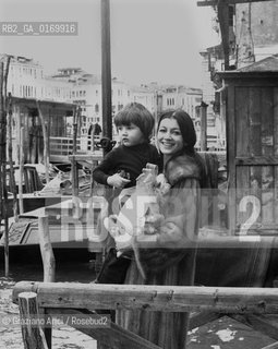 DANZA CLASSICA BALLETTO / LA BALLERINA CARLA FRACCI ITALIA CON IL FIGLIO A VENEZIA / UOVO DI PASQUA / 1973 - © ARCHIVIO Graziano Arici/Rosebud2 