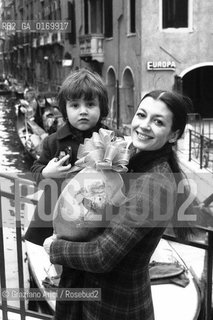 DANZA CLASSICA BALLETTO / LA BALLERINA CARLA FRACCI ITALIA CON IL FIGLIO A VENEZIA / UOVO DI PASQUA / 1973 - © ARCHIVIO Graziano Arici/Rosebud2 