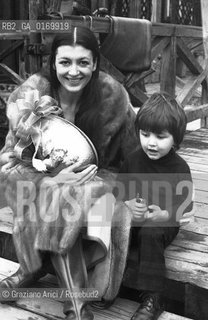 DANZA CLASSICA BALLETTO / LA BALLERINA CARLA FRACCI ITALIA CON IL FIGLIO A VENEZIA / UOVO DI PASQUA, PELLICCIA /1973 - © ARCHIVIO Graziano Arici/Rosebud2 