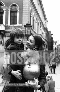 DANZA CLASSICA BALLETTO / LA BALLERINA CARLA FRACCI ITALIA CON IL FIGLIO A VENEZIA / UOVO DI PASQUA /1973 - © ARCHIVIO Graziano Arici/Rosebud2 