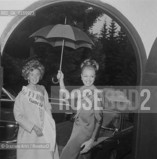 CINEMA / LATTRICE IRA FURSTENBERG INSIEME A LADY EUROPA GANCIA / CON OMBRELLO / 1966 - © ARCHIVIO Graziano Arici/Rosebud2 