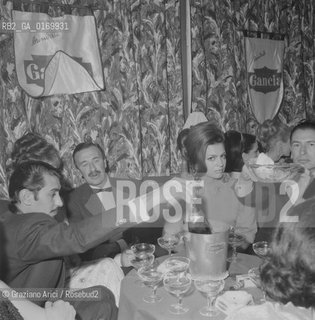 CINEMA / LATTRICE IRA FURSTENBERG E IL CONTE GIOVANNI NUVOLETTI  A CORTINA / CHAMPAGNA, CALICI, SECCHIELLO / 1968 - © ARCHIVIO Graziano Arici/Rosebud2 .