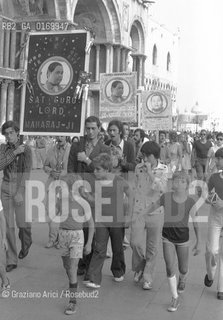RELIGIONE INDIA / PROCESSIONE IN ONORE DEL GURU MAHARAJ-JI IN PIAZZA SAN MARCO A VENEZIA / 1973 - © ARCHIVIO Graziano Arici/Rosebud2 