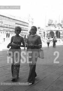 CINEMA / LATTRICE GRACE KELLY (USA) CON UNAMICA A VENEZIA IN PIAZZA SAN MARCO / 1973 - © ARCHIVIO Graziano Arici/Rosebud2 .