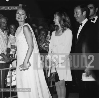 CINEMA / LATTRICE SYLVA KOSCINA (ITALIA) MENTRE SALUTA UNA FOLLA DI FANS / MOSTRA INTERNAZIONALE DARTE CINEMATOGRAFICA, BIENNALE 1967 - © ARCHIVIO Graziano Arici/Rosebud2 