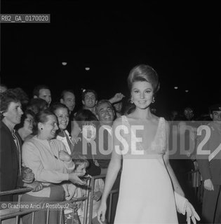 CINEMA / LATTRICE SYLVA KOSCINA (ITALIA) ALLINAUGURAZIONE DEL FESTIVAL / FANS / MOSTRA INTERNAZIONALE DARTE CINEMATOGRAFICA, BIENNALE 1967 - © ARCHIVIO Graziano Arici/Rosebud2 