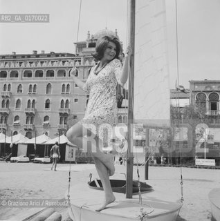CINEMA / LATTRICE SYLVA KOSCINA (ITALIA) NELLA SPIAGGIA DELLHOTEL EXCELSIOR / BARCHE A VELA / MOSTRA INTERNAZIONALE DARTE CINEMATOGRAFICA, BIENNALE 1967 - © ARCHIVIO Graziano Arici/Rosebud2 