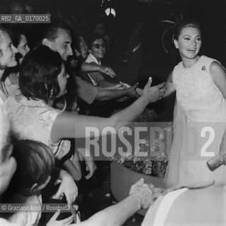 CINEMA / LATTRICE SYLVA KOSCINA (ITALIA) MENTRE SALUTA UNA FOLLA DI FANS / MOSTRA INTERNAZIONALE DARTE CINEMATOGRAFICA, BIENNALE 1967 - © ARCHIVIO Graziano Arici/Rosebud2 .