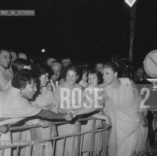 CINEMA / LATTRICE SYLVA KOSCINA (ITALIA) MENTRE SALUTA UNA FOLLA DI FANS / MOSTRA INTERNAZIONALE DARTE CINEMATOGRAFICA, BIENNALE 1967 - © ARCHIVIO Graziano Arici/Rosebud2 