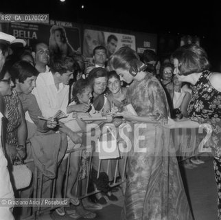 CINEMA / LATTRICE SYLVA KOSCINA (ITALIA) MENTRE FIRMA AUTOGRAFI A UNA FOLLA DI FANS / MOSTRA INTERNAZIONALE DARTE CINEMATOGRAFICA, BIENNALE 1967 - © ARCHIVIO Graziano Arici/Rosebud2 .
