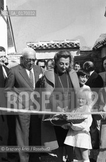 INDUSTRIA ECONOMIA / LARMATORE ACHILLE LAURO (ITALIA) CON LA MOGLIE A LONGARONE  / INAUGURAZIONE, TAGLIO DEL NASTRO, CUSCINO FORBICI, BAMBINA BIONDA /1971 - © ARCHIVIO Graziano Arici/Rosebud2 