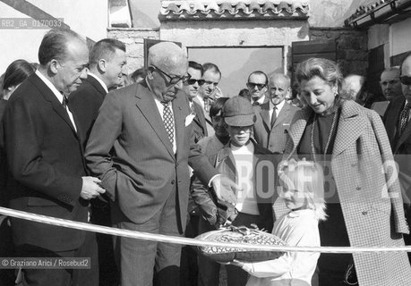 INDUSTRIA ECONOMIA / LARMATORE ACHILLE LAURO (ITALIA) CON LA MOGLIE A LONGARONE  / INAUGURAZIONE, TAGLIO DEL NASTRO, CUSCINO FORBICI, BAMBINA BIONDA /1971 - © ARCHIVIO Graziano Arici/Rosebud2 