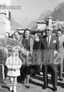 INDUSTRIA ECONOMIA / LARMATORE ACHILLE LAURO (ITALIA) CON GLI OCCHIALI NERI INSIEME ALLA MOGLIE A LONGARONE  / MAZZO DI FIORI, BAMBINA BIONDA /1971 - © ARCHIVIO Graziano Arici/Rosebud2 