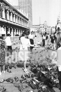 CINEMA / LATTRICE GINA LOLLOBRIGIDA (ITALIA) MENTRE DA DA MANGIARE AI PICCIONI IN PIAZZA SAN MARCO A VENEZIA / 197O circa - © ARCHIVIO Graziano Arici/Rosebud2 .