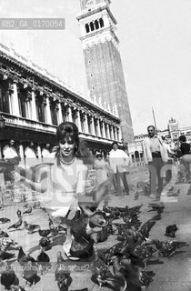 CINEMA / LATTRICE GINA LOLLOBRIGIDA (ITALIA) MENTRE DA DA MANGIARE AI PICCIONI IN PIAZZA SAN MARCO A VENEZIA / 197O circa - © ARCHIVIO Graziano Arici/Rosebud2 .