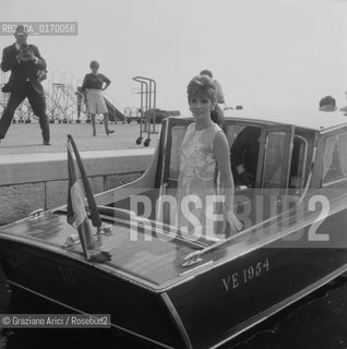 CINEMA / LATTRICE GINA LOLLOBRIGIDA (ITALIA) IN MOTOSCAFO / FOTOGRAFO / MOSTRA INTERNAZIONALE DARTE CINEMATOGRAFICA, BIENNALE 1967 - © ARCHIVIO Graziano Arici/Rosebud2 .