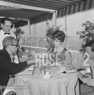 CINEMA / LATTRICE GINA LOLLOBRIGIDA (ITALIA) A VENEZIA SULLA TERRAZZA DELLHOTEL DANIELI CON IL CRITICO GIANLUIGI RONDI/ CAMERIERE, GIORNALISTA / 1967 - © ARCHIVIO Graziano Arici/Rosebud2 