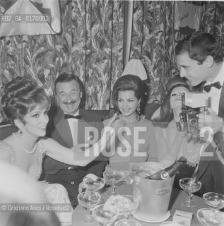 CINEMA / LATTRICE GINA LOLLOBRIGIDA, IL CONTE GIOVANNI NUVOLETTI E LATTRICE IRA FURSTENBERG A CORTINA / CHAMPAGNE, SECCHIELLO, CALICI / 1968 - © ARCHIVIO Graziano Arici/Rosebud2 